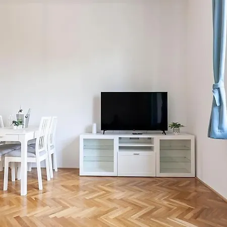 Village-like Peace & Quiet In City + Parking Apartment