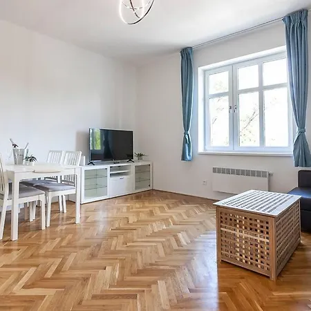 Village-like Peace & Quiet In City + Parking Apartment *
